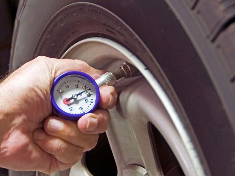 проверка давления в шинах